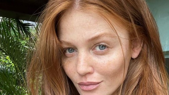 Cintia Dicker surge ao natural, sem maquiagem, na web