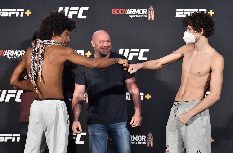 Alex Caceres (sem máscara) fará duelo de cabeludos com Chase Hoooper no UFC 250 — Foto: Getty Images