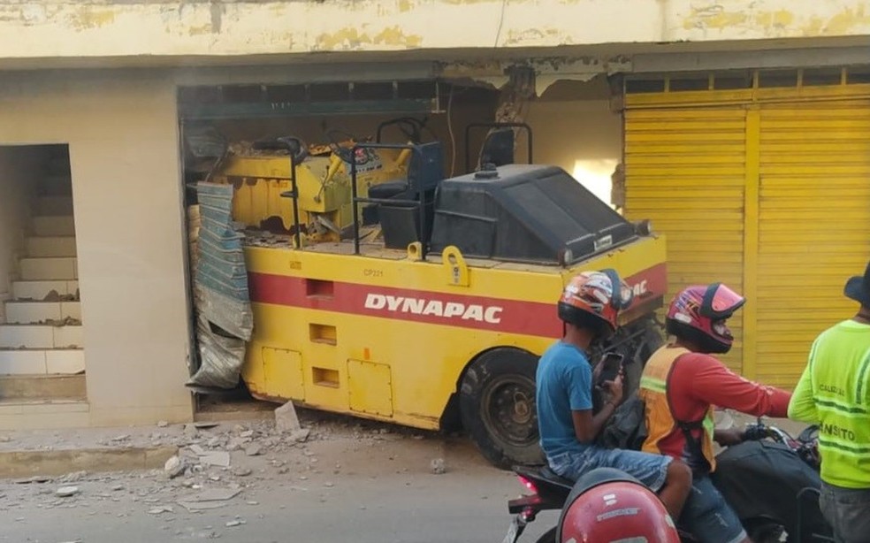 Máquina usada em reconstrução de rua após chuva destrói parede de imóvel em Jaguaquara — Foto: Blog Marcos Frahm