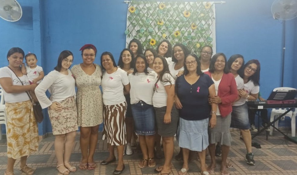 Mulheres se reuniram em uma tarde para fazer os cortes para doação — Foto: Divulgação/Igreja União Evangélica Missionária
