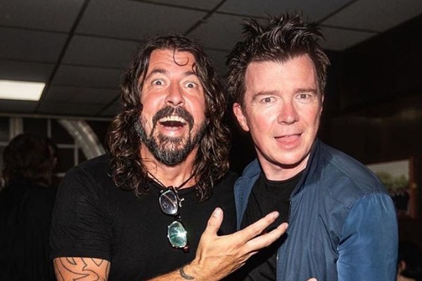 Os músicos Dave Grohl, do Foo Fighters, e Rick Astley (Foto: Instagram)