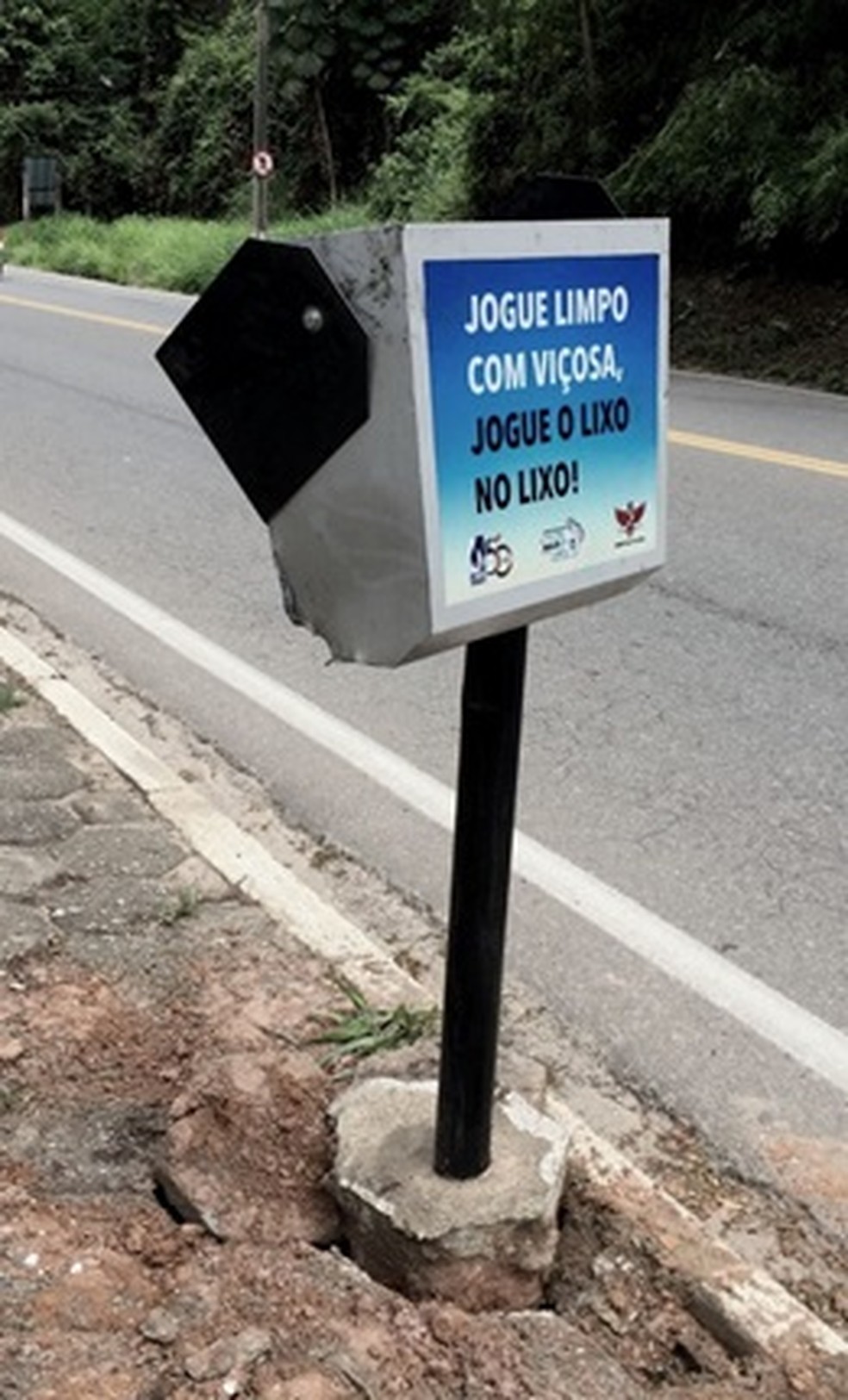 Sinais de vandalismo e má utilização são registrados em lixeiras na área central de Viçosa — Foto: SAAE/Divulgação