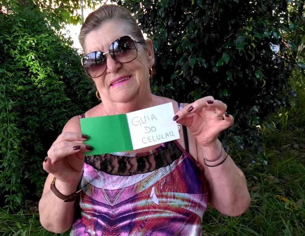 Idosa de 76 anos ganhou "guia do celular" de engenheiro de Araraquara. — Foto: Arquivo pessoal/Neia Bertoni