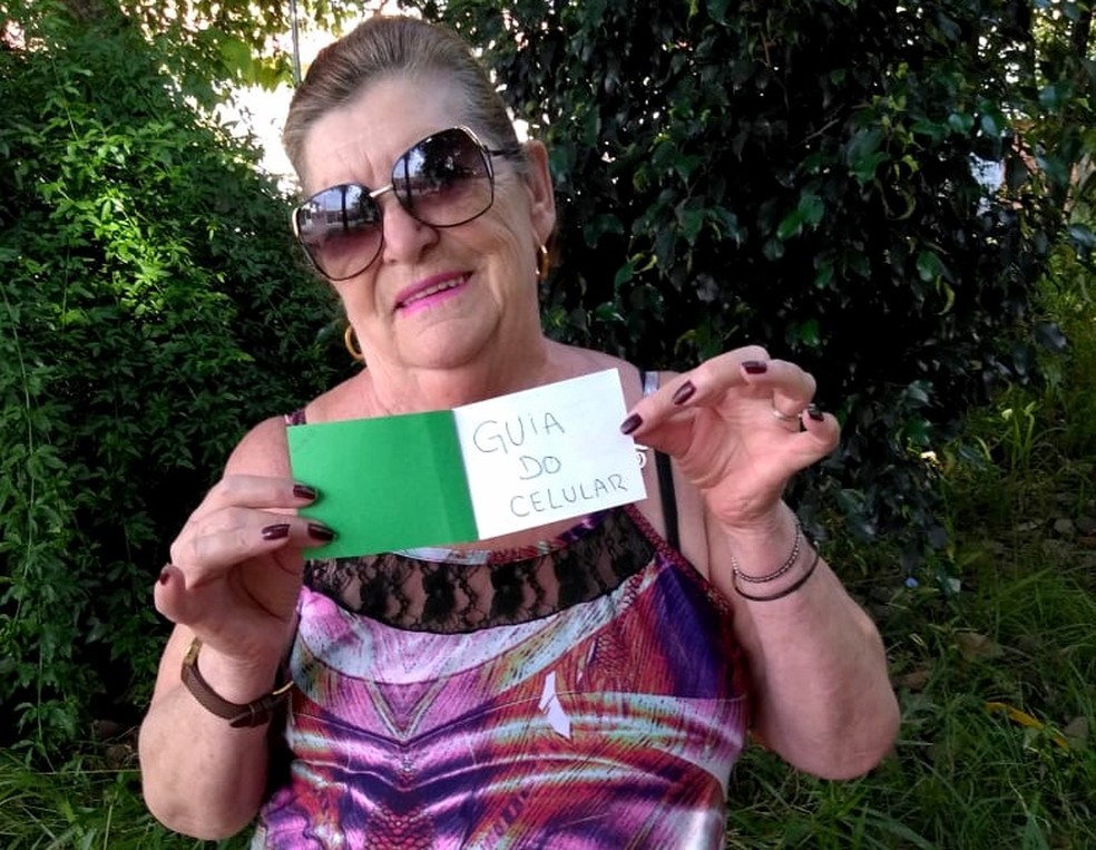 Idosa de 76 anos ganhou "guia do celular" de engenheiro de Araraquara. â€” Foto: Arquivo pessoal/Neia Bertoni