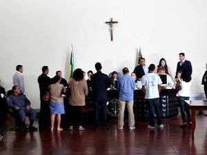 Testemunhas acompanham leitura da denúncia contra os réus (Foto: Adneison Severiano/G1 AM)