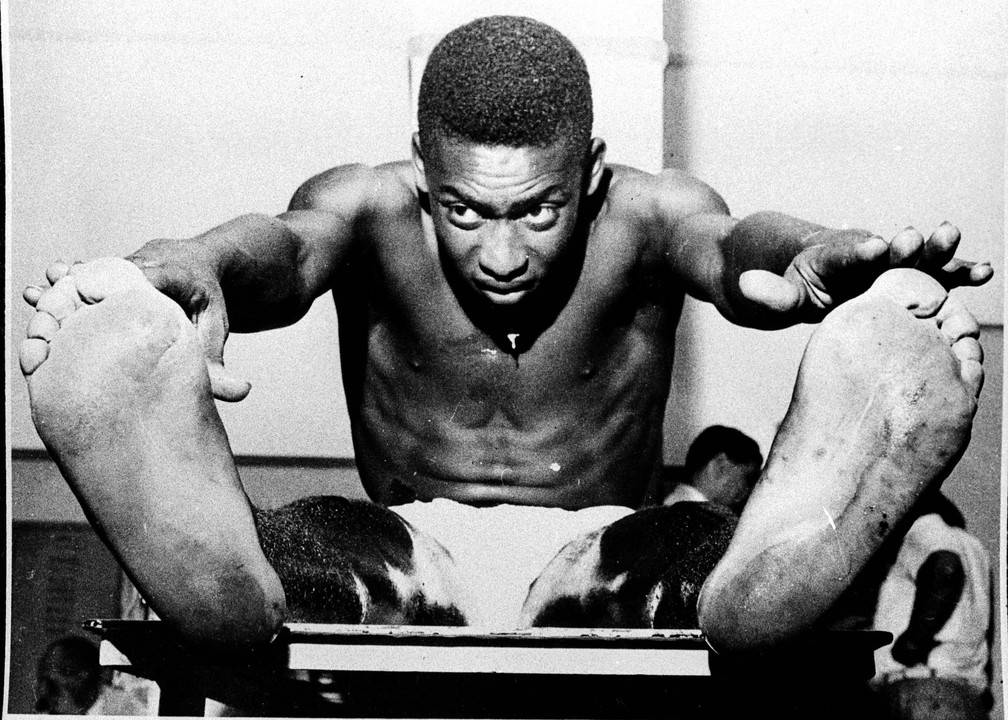 Pelé faz alongamento no aquecimento para a disputa de mais um jogo pelo campeonato estadual de São Paulo, em 1958 — Foto: Domicio Pinheiro/Estadão Conteúdo/Arquivo