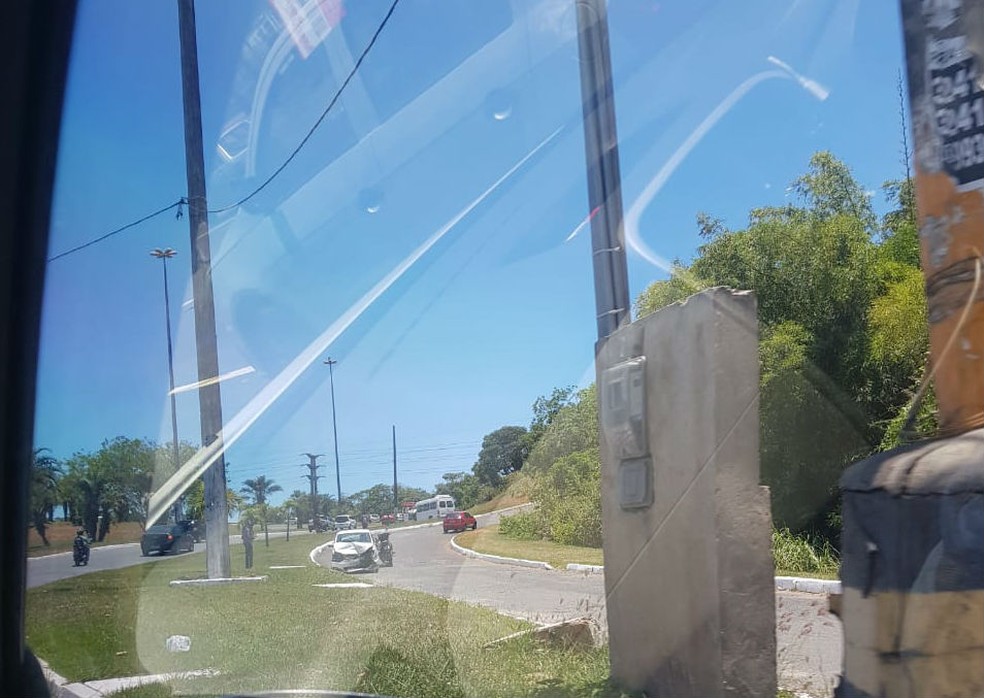 Dois homens que estavam em um carro roubado foram presos durante uma perseguição policial  na Avenida Luís Eduardo Magalhães, na manhã desta quarta-feira (14) — Foto: Eric Luís Carvalho/Arquivo pessoal