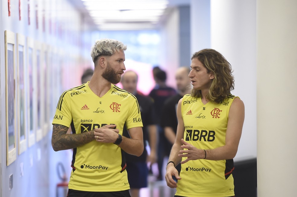 L&eacute;o Pereira e Filipe Lu&iacute;s em reapresenta&ccedil;&atilde;o do Flamengo para 2023 &mdash; Foto: Marcelo Cortes / Flamengo