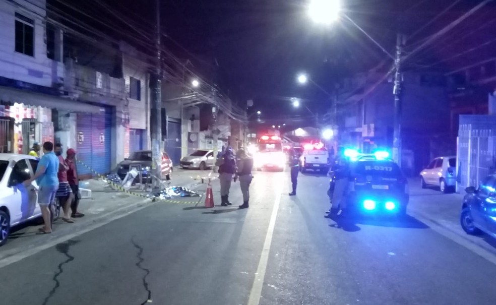 Acidente deixa duas pessoas mortas e o dois feridos no bairro da Liberdade, em Salvador — Foto: Cid Vaz/ TV Bahia