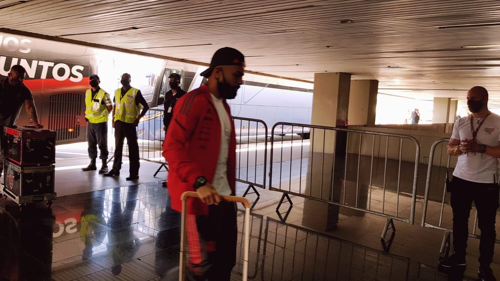 Gabigol no embarque do Flamengo para Argentina — Foto: Fred Huber