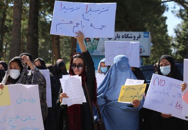 Mulheres afegãs protestam por direitos humanos em praça de Herat  (Foto: Getty Images )