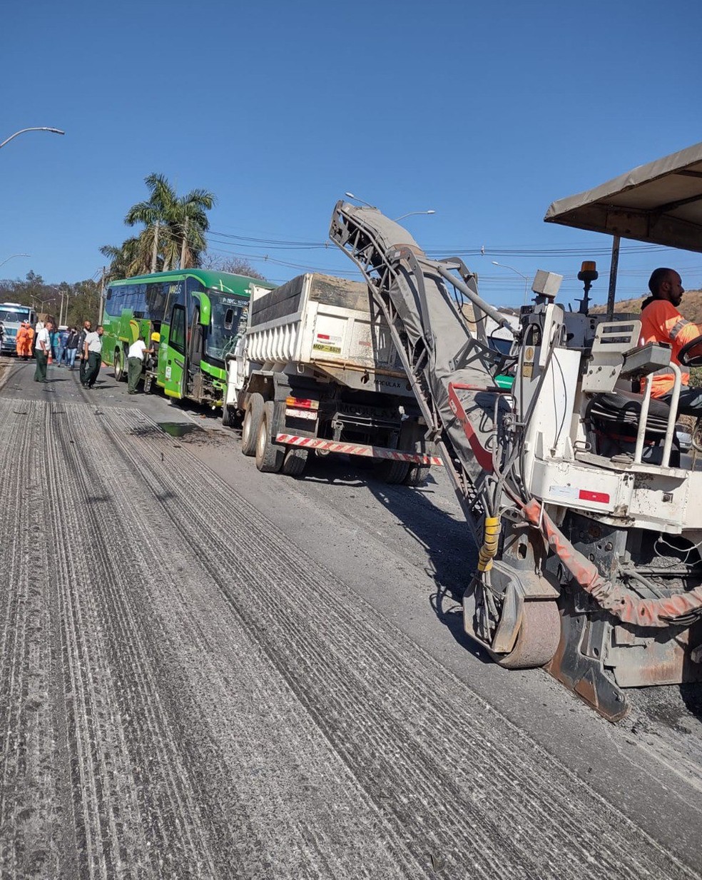 No local, havia um a obra de recapeamento do asfalto da via — Foto: Corpo de Bombeiros