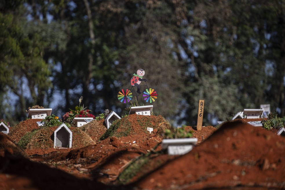 Cemitério da Vila Formosa, na Zona Leste de São Paulo neste sábado (8). — Foto: Paulo Lopes/Estadão Conteúdo