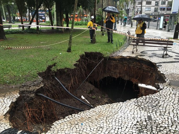 Prefeitura afirma que é necessário esperar a chuva parar para realizar o reparo (Foto: Rodrigo Zanlorenzi)