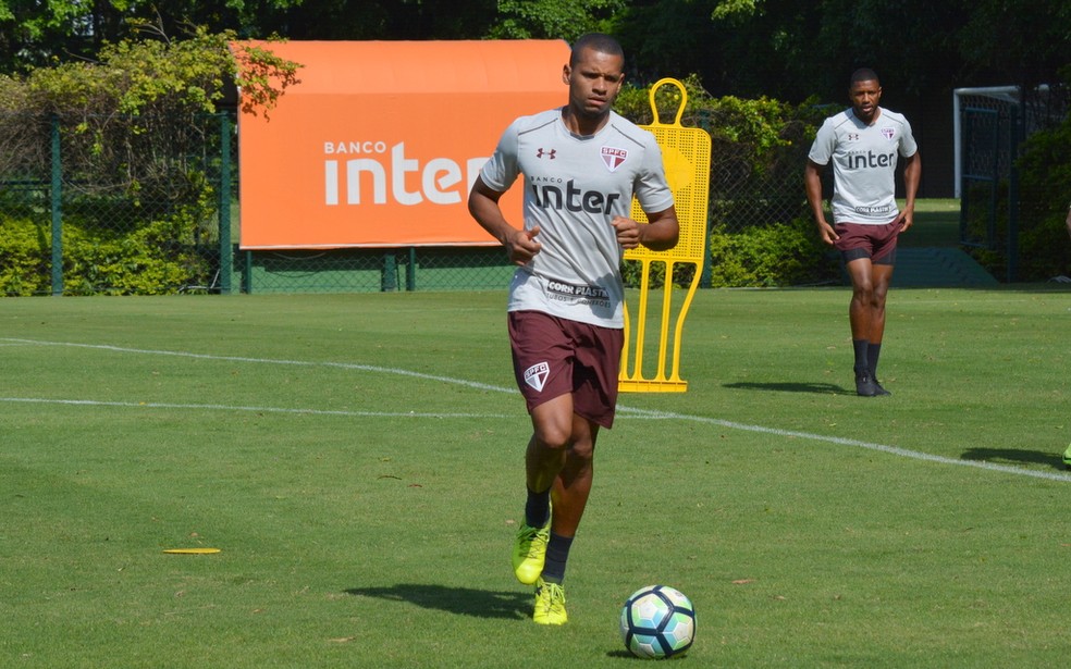 Edimar durante treino do São Paulo — Foto: Erico Leonan / site oficial do SPFC