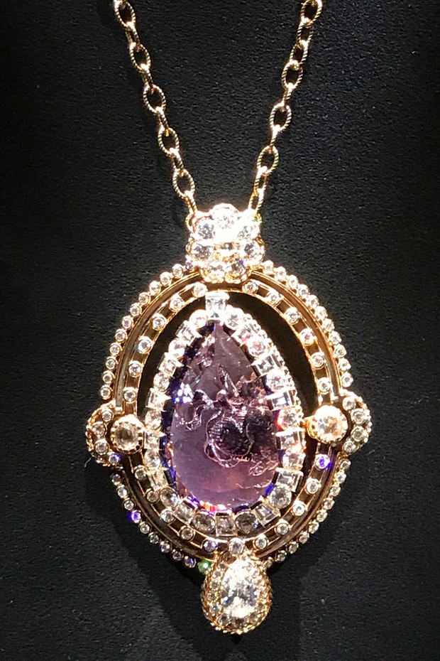A rare tanzanite pendant by Dior, designed by Victoire de Castellane (Foto: DIOR)