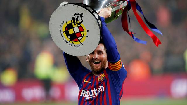 Messi levanta a taça do título espanhol do Barcelona