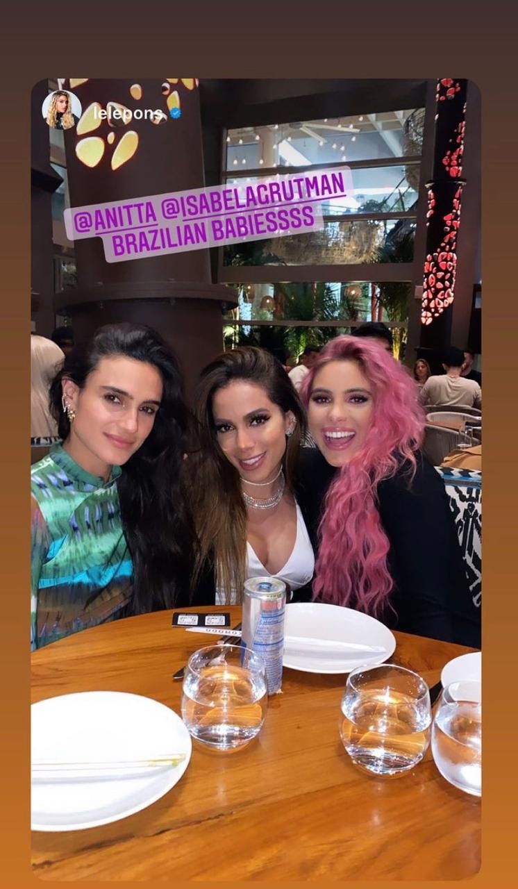Anitta janta com amigas em Miami (Foto: Reprodução/Instagram)