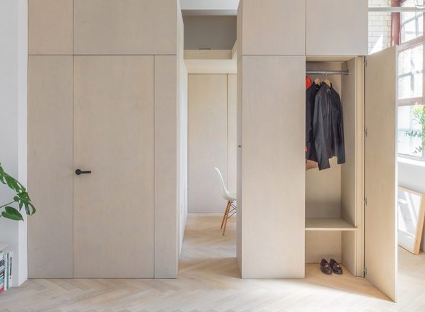 O closet fica segregado do quarto do casal, não limitar as opções de armazenamento e também acomodar pertences grandes, além das roupas (Foto: Dezeen/ Reprodução)