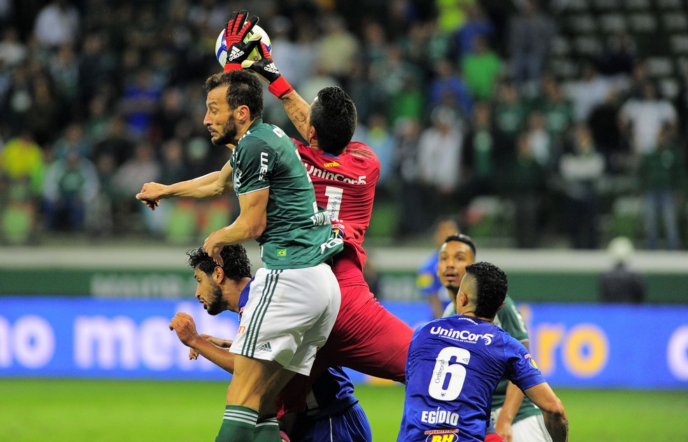 FÃ¡bio, do Cruzeiro, e Edu Dracena, do Palmeiras, disputam bola pelo alto na partida pela semifinal da Copa do Brasil â Foto: Marcos Ribolli