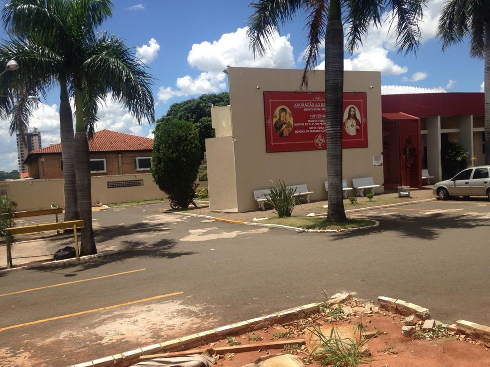 Bandidos arrombam igreja em MS e fogem com dinheiro das doaÃ§Ãµes â Foto: Osvaldo NÃ³brega / TV Morena