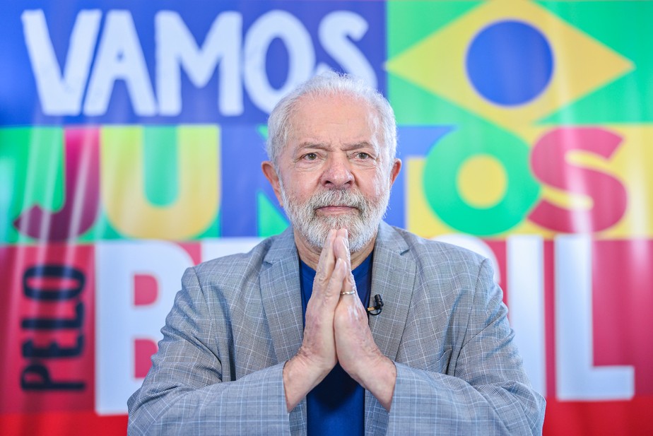 Candidato Luiz Inácio Lula da Silva (PT) posa com as mãos em sinal de oração