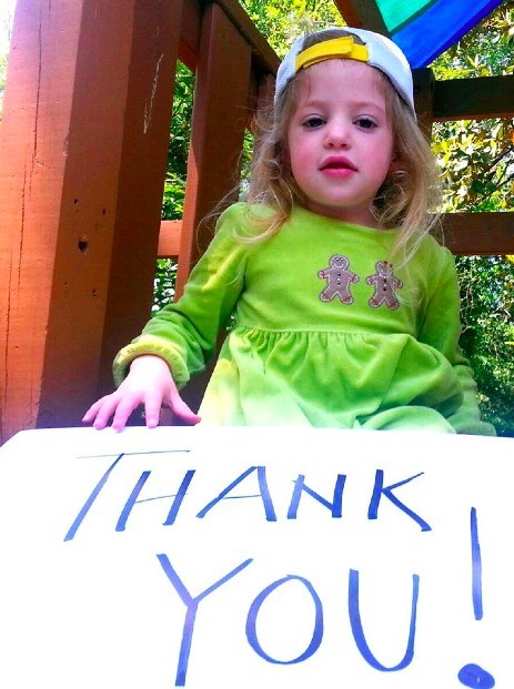 Eliza com cartaz de agradecimento após alcançar mais de US$ 800 mil (Foto: Reprodução)