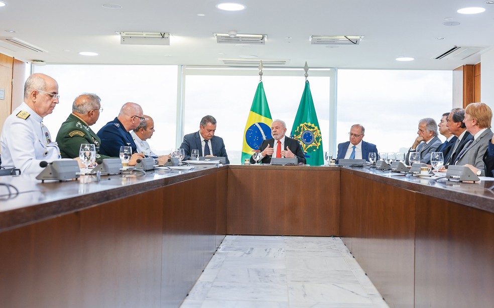 Lula se reuniu com os chefes das Forças Armadas na sexta (20), em Brasília — Foto: Ricardo Stuckert/PR