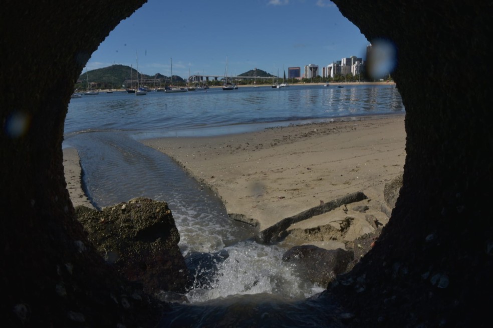 Esgoto foi lançado no mar no dia 21 de março — Foto: Reprodução/Ricardo Medeiros