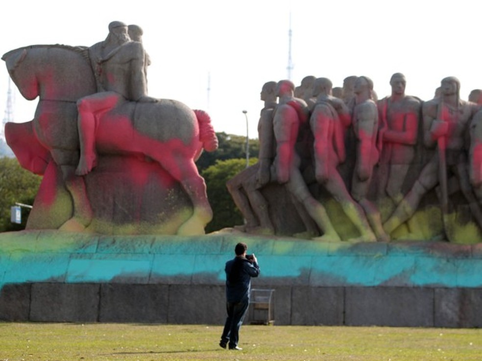 Foto de arquivo, tirada em 2016, mostra Monumento às Bandeiras pintado com tinta colorida  — Foto: Felipe Rau/Estadão Conteúdo