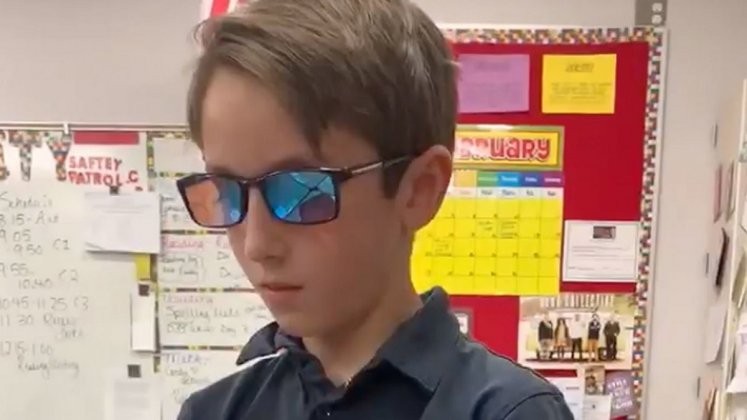 Tyler com óculos que corrigem daltonismo (Foto: Reprodução Youtube)