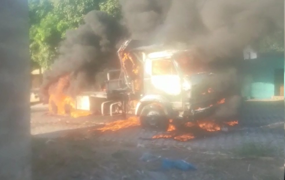 Caminhão foi destruído pelas chamas em Mossoró, mas ninguém ficou ferido. — Foto: Reprodução