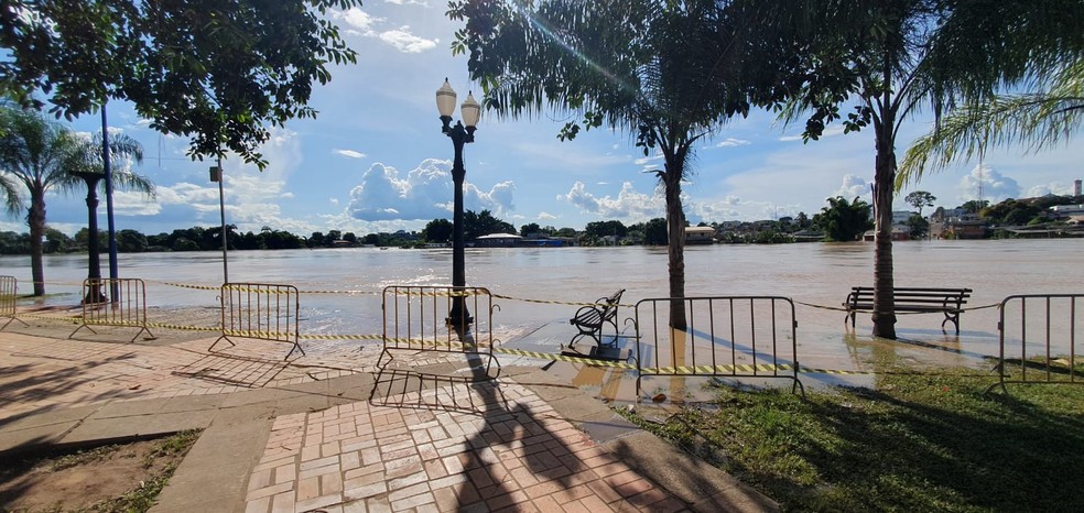 Parte do Calçadão da Gameleira é interditado nesta quarta-feira (29) em razão do avanço das águas do Rio Acre — Foto: Andryo Amaral/Rede Amazônica