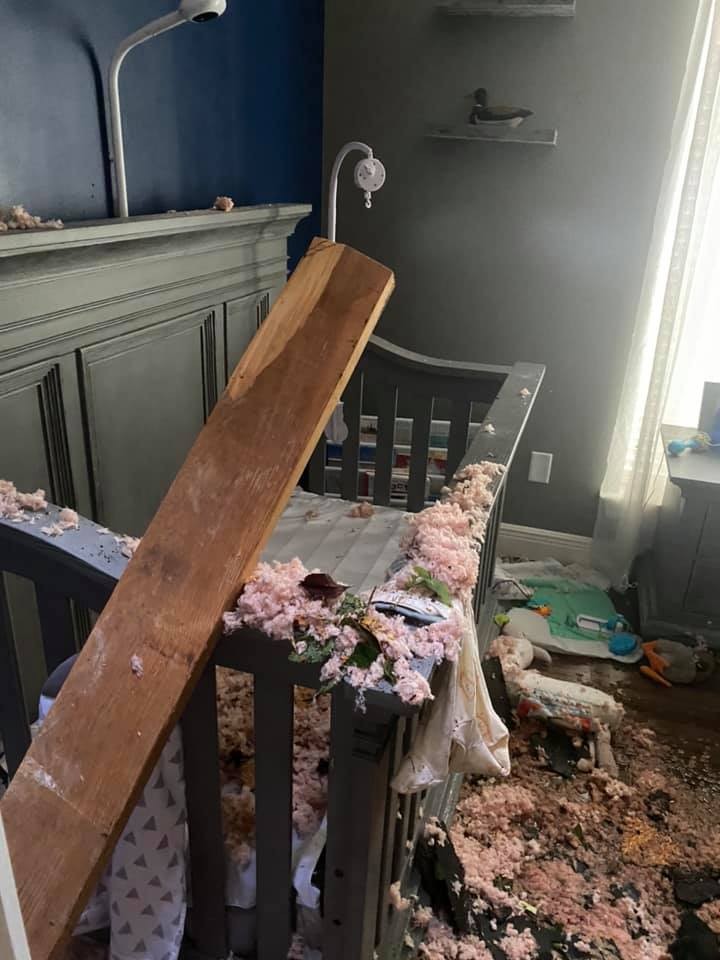 O quarto do pequeno Cannon foi atingido por vigas de madeira e pedaços do material isolante térmico do forro  (Foto: Reprodução/Facebook)