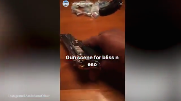 O ator australiano Johann Ofner com uma arma instantes antes de morrer (Foto: Instagram)
