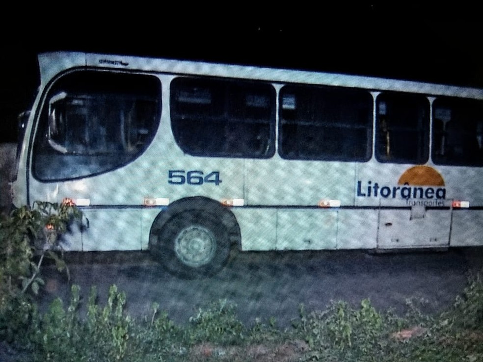 Vítimas foram baleadas dentro do ônibus que faz a linha para São José de Mipibu, RN (Foto: Acson Freitas/Inter TV Cabugi)