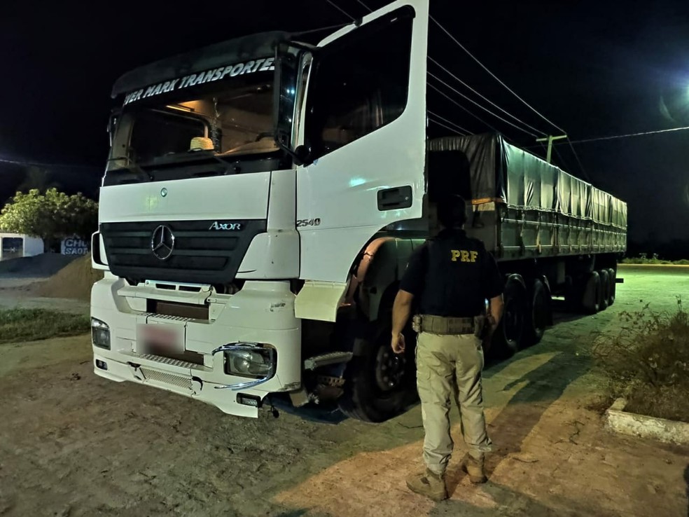 Um dos veículos de carga que se envolveram no acidente  — Foto: Divulgação /PRF-PI