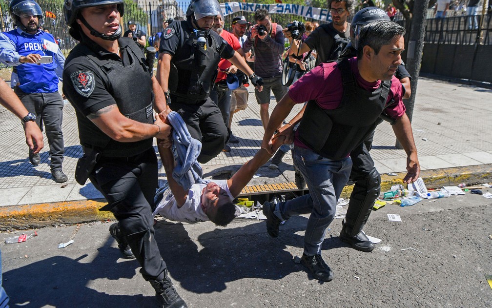 Manifestante é detido durante protesto contra a reforma da previdência em Buenos Aires, na Argentina, na segunda-feira (18) (Foto: Eitan Abramovich/AFP)