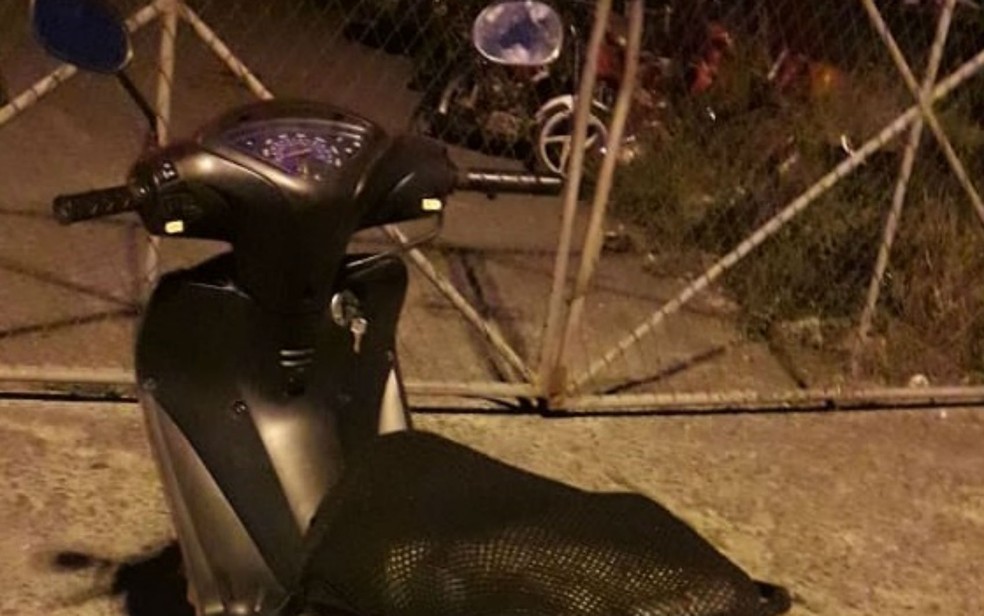 Marcus Vinícius Souza Santos foi detido em flagrante, com a motocicleta — Foto: Divulgação/Polícia Civil