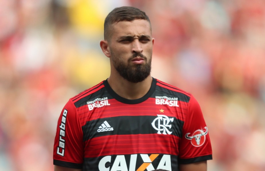 Flamengo encaminha venda de LÃ©o Duarte para o Milan por R$ 46 milhÃµes e terÃ¡ direito a 70% do valor