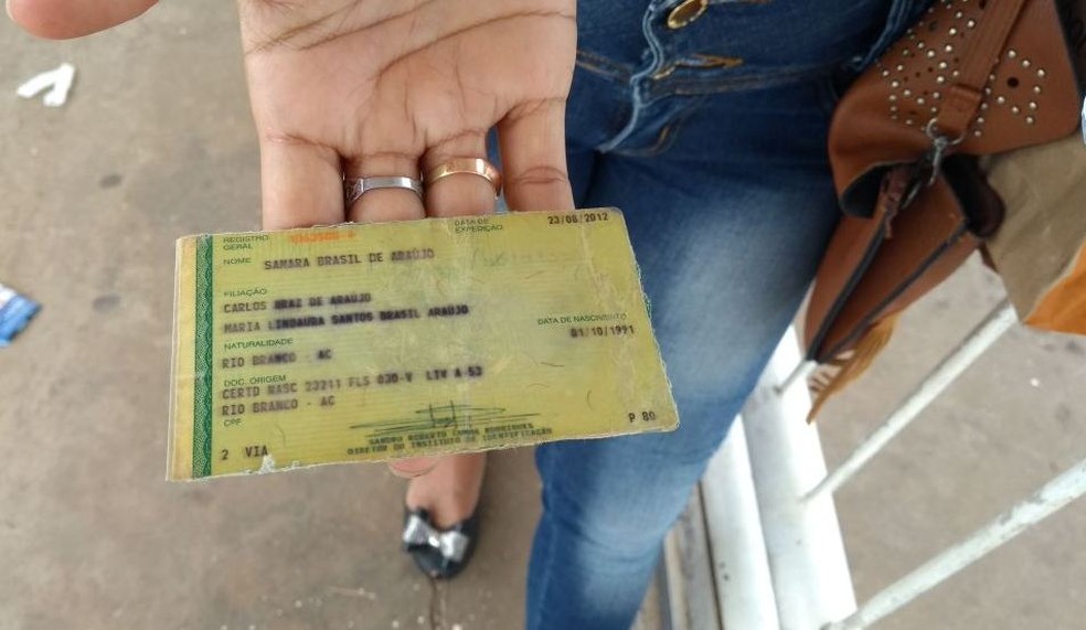 Documento não foi aceito pelos monitores das salas onde provas seriam aplicadas  (Foto: Aline Nascimento/G1 )