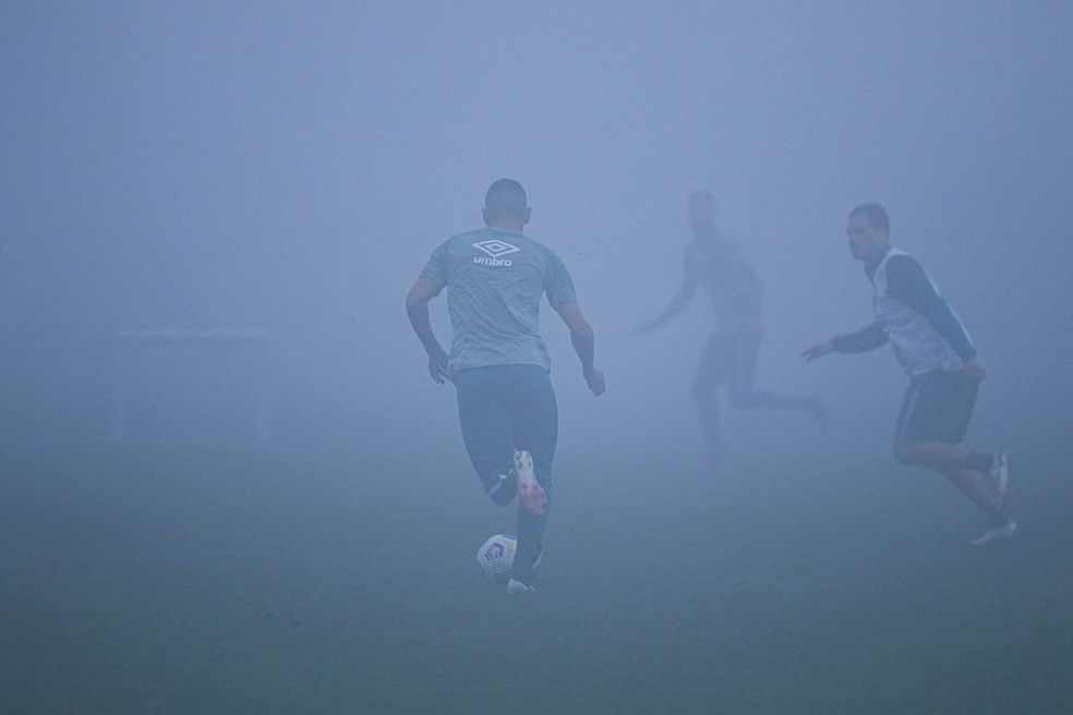 Chapecoense treinou sob neblina na quinta — Foto: Marcio Cunha/ACF