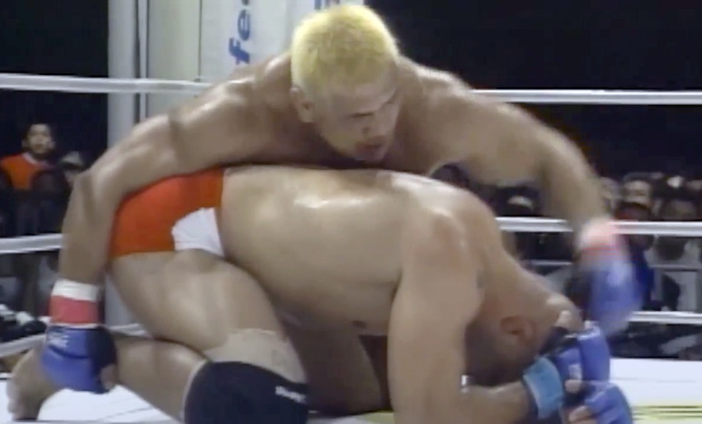 Fujita aguentou a pressão de Kerr e virou a luta — Foto: Reprodução