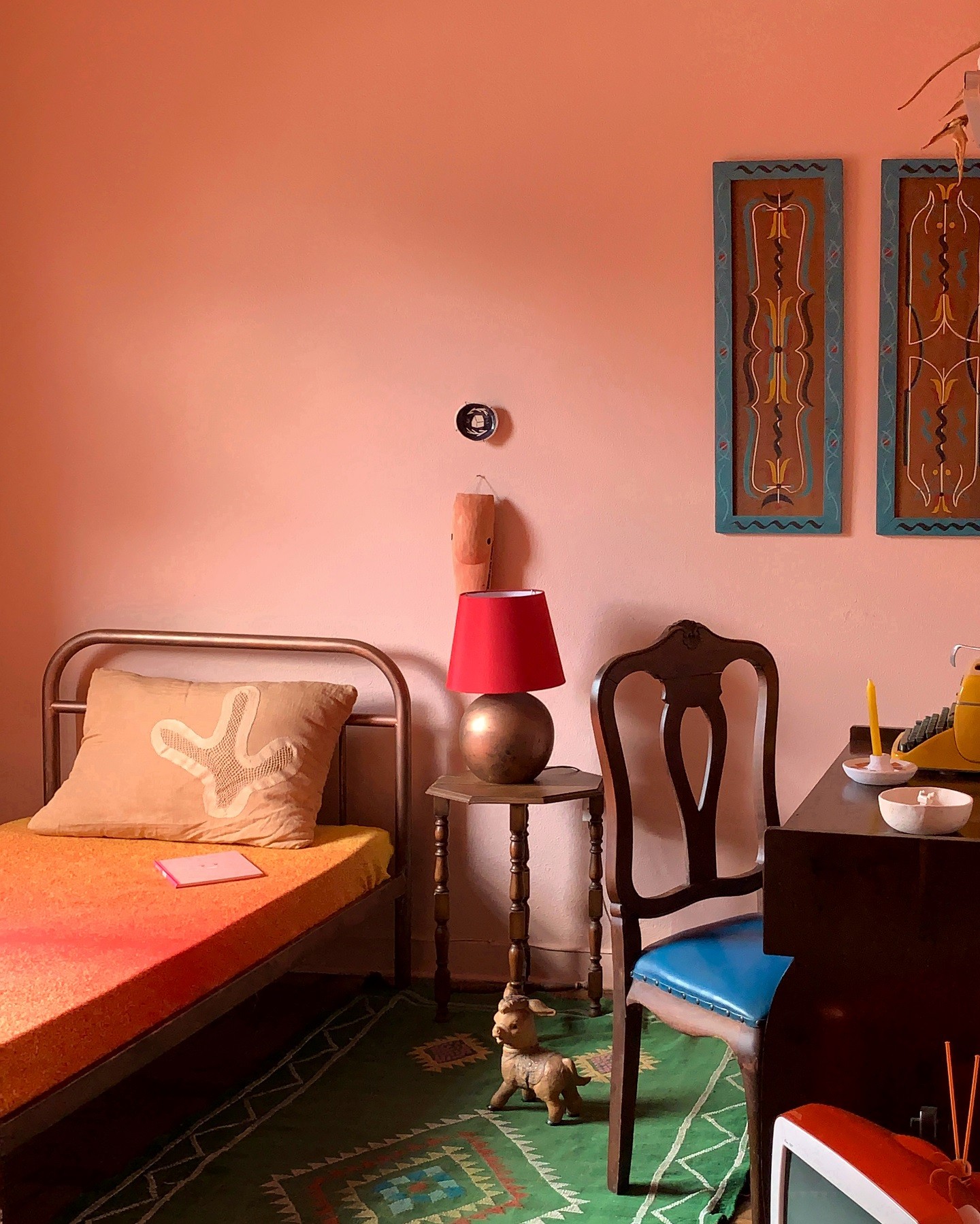 Décor do dia: quarto de solteiro rosa com móveis vintage (Foto: Michell Lott)