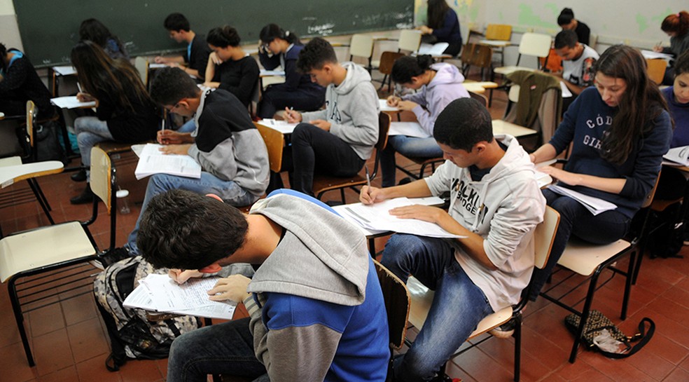 Novo currículo do ensino médio quer tornar etapa de ensino mais atrativa aos jovens, mas não eliminará o problema da estrutura das escolas públicas, que ainda é empecilho para manter a atratividade aos jovens. — Foto: Gabriel Jabur