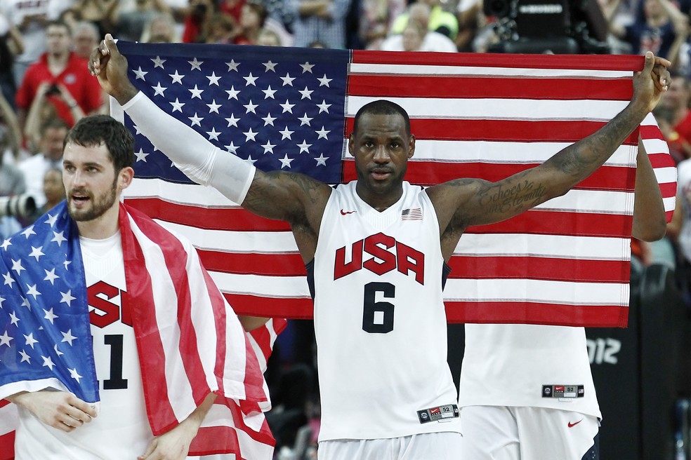 LeBron James após conquistar segundo ouro do basquete americano nas Olimpíadas de Londres, em 2012 — Foto: Chris Elise/NBAE via Getty Images