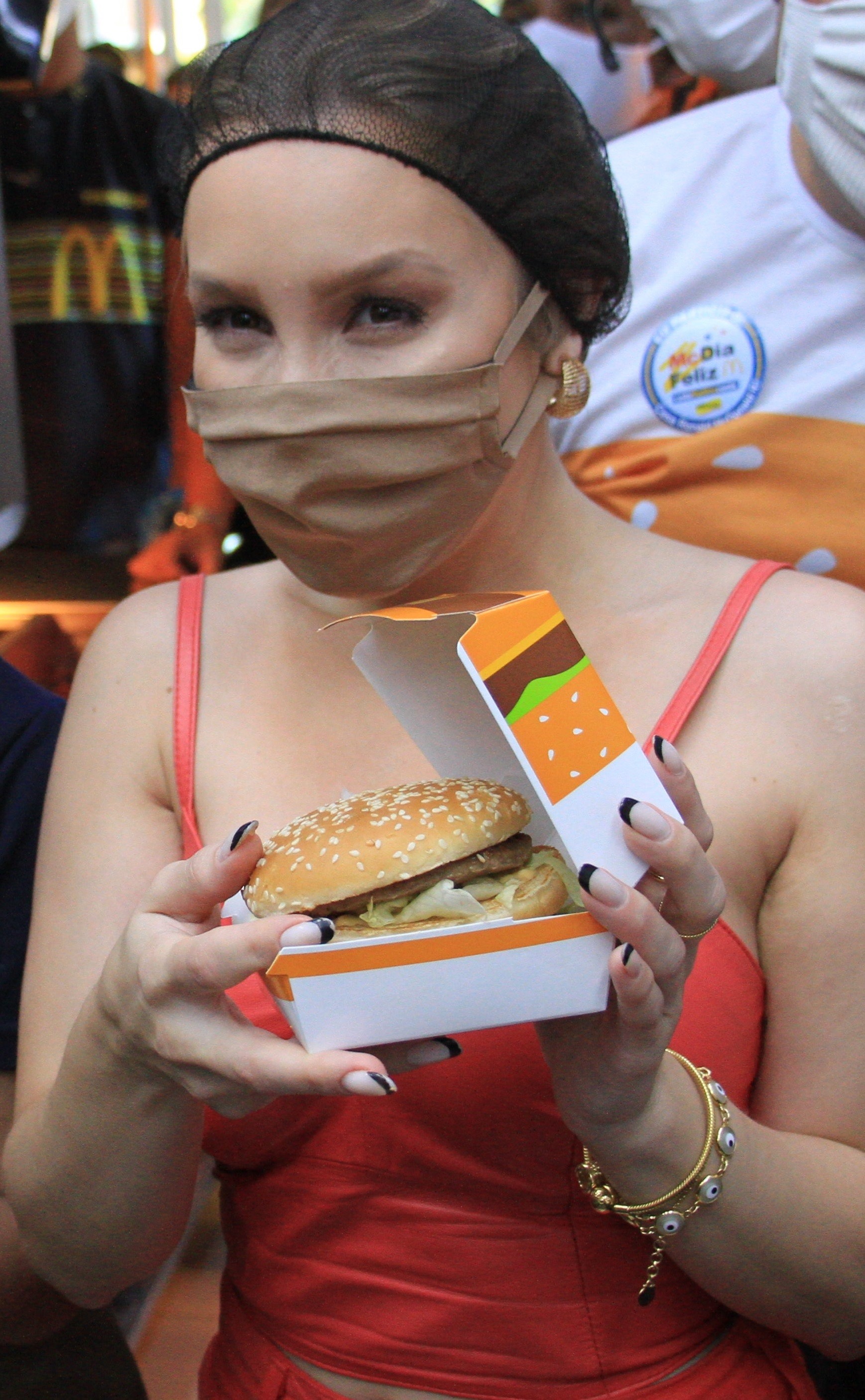 Carla Díaz prepara sanduíches em rede de fast food (Foto: AgNews)