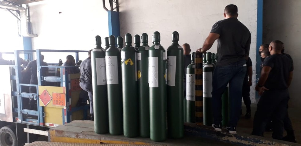 Amazonas enviou 200 cilindros de oxigênio para o estado do Paraná — Foto: Johnathann Klismann/Rede Amazônica