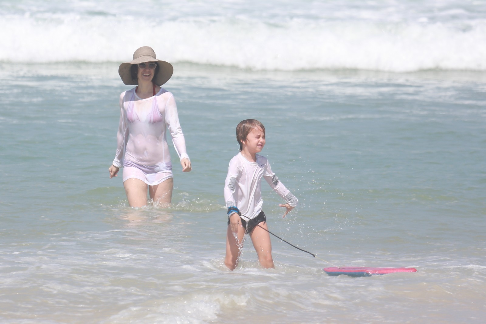 Fernanda Torres leva o filho para surfar (Foto: Dilson Silva / AgNews)