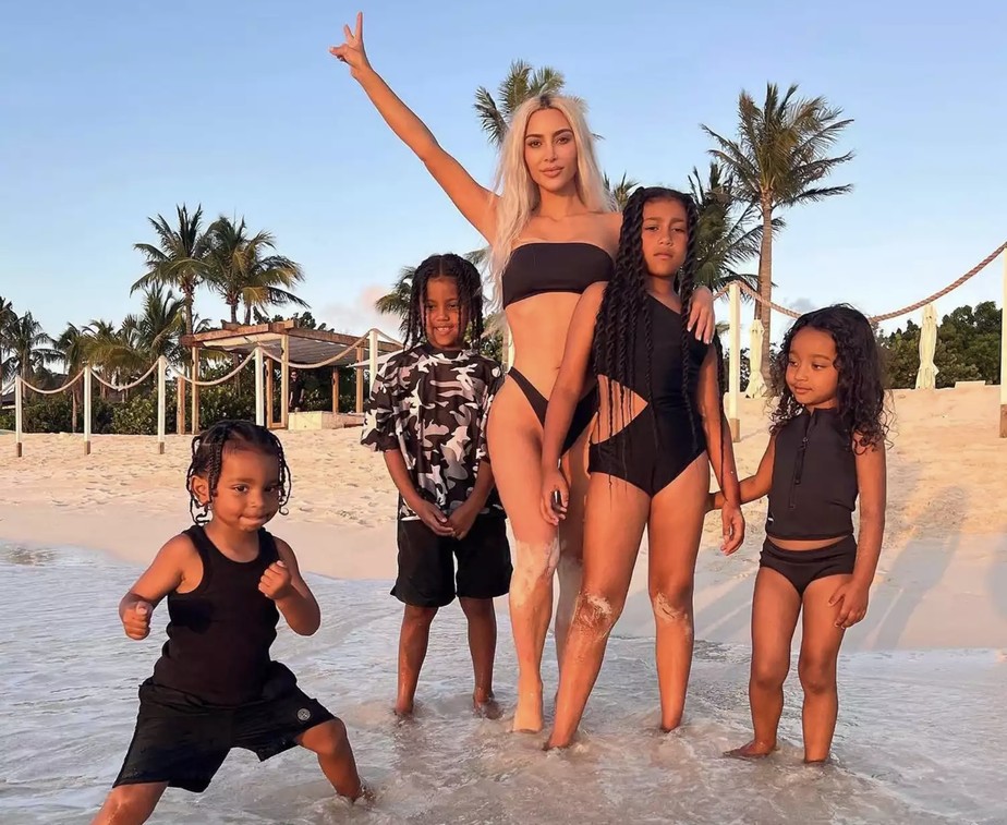 Kim Kardashian e os seus quatro filhos: North, Chicago, Saint e Psalm